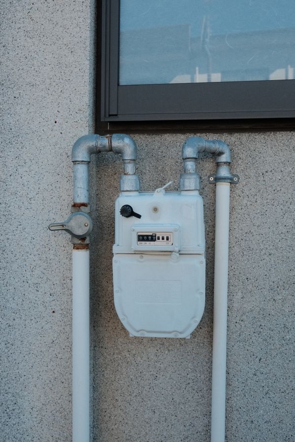 日本の住宅外壁に設置されたガスメーター